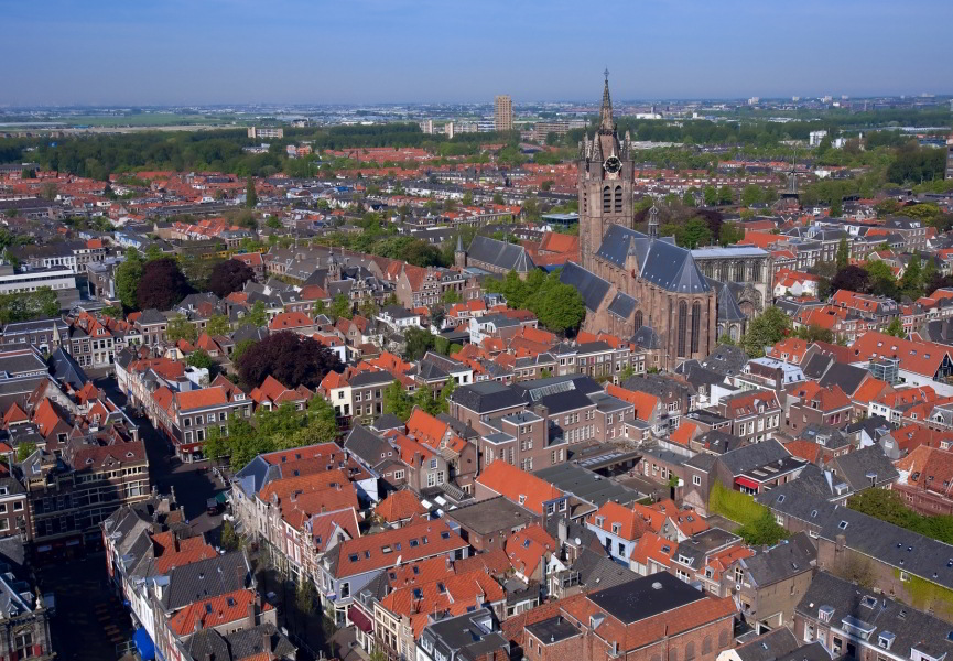 Vista de la Oude Kerk desde la Nieuwe Kerk de Delft