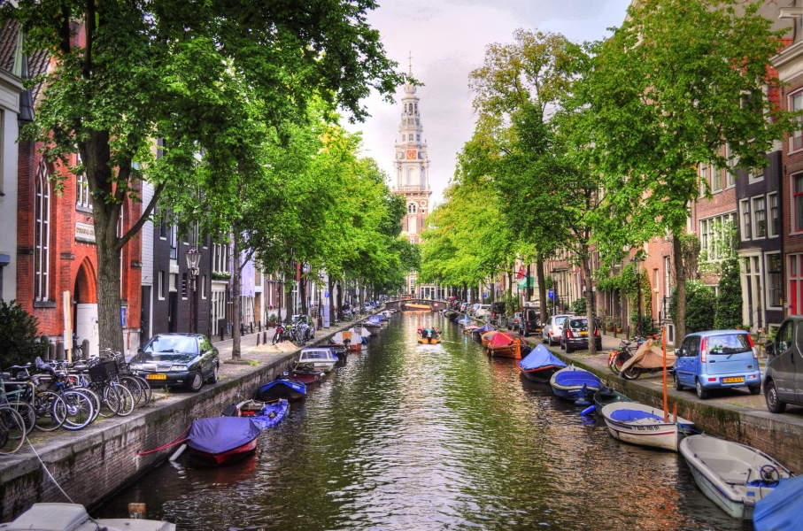 Canal de Ámsterdam con el campanario de la Zuiderkerk al fondo